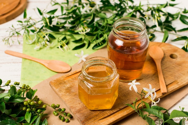 Foto jarras de miel con plantas