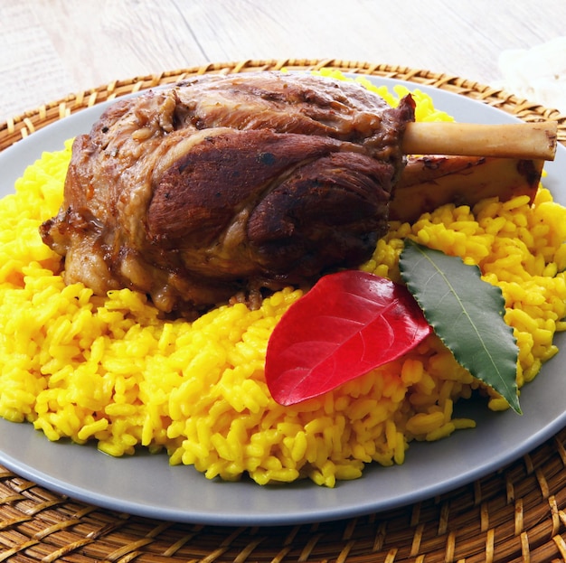 Jarrete asado con arroz amarillo al azafrán