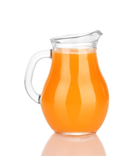 Jarro cheio de sumo de mandarina isolado em branco
