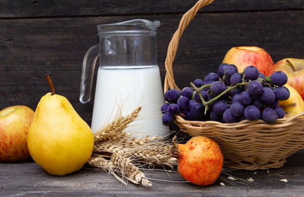 Foto jarro com queijo de leite trigo e frutas conceito shavuot