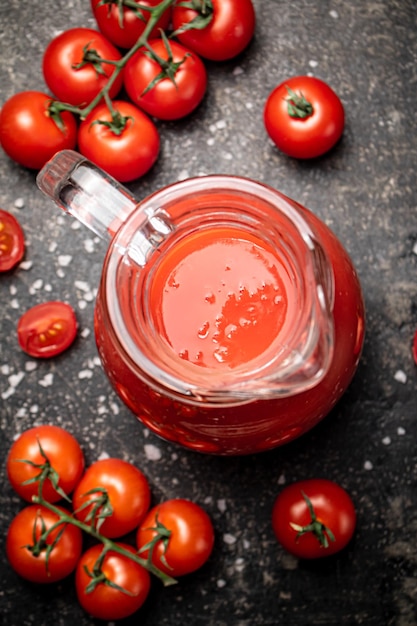 Foto jarro com suco de tomate na mesa