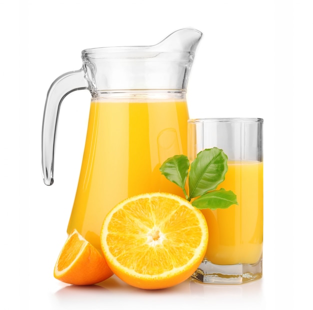 Jarro e copo com suco de laranja fresco e frutas isoladas