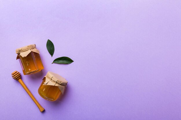 Foto jarro de miel con jarro de miel de madera en fondo blanco vista superior con espacio de copia botella de miel deliciosa