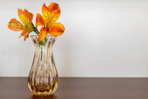 Foto jarrón de cristal pequeño con flores