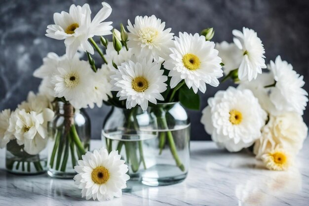 Foto un jarrón con flores blancas y flores blancas en una mesa