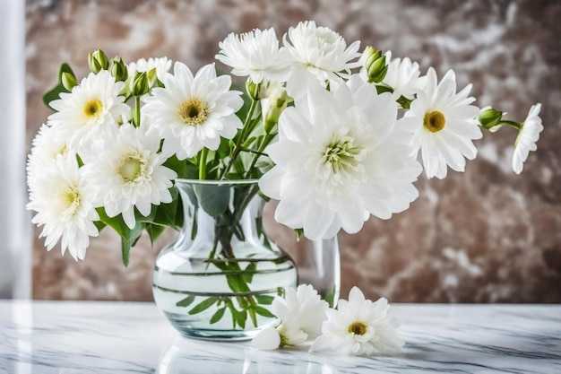 un jarrón con flores blancas y hojas verdes en una mesa