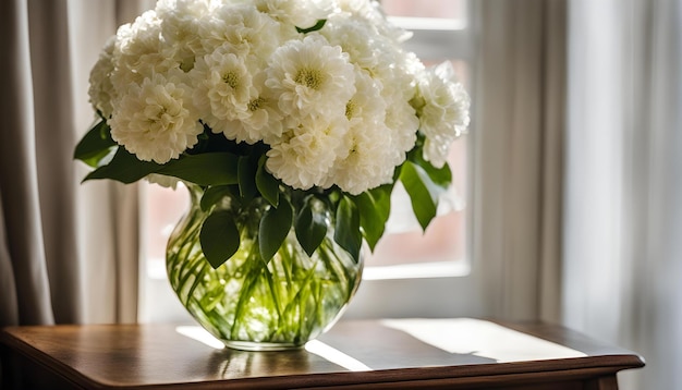 un jarrón con flores blancas en una mesa y una ventana detrás de ella