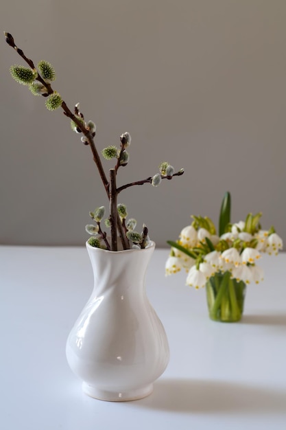 Un jarrón con flores y un jarrón con campanillas