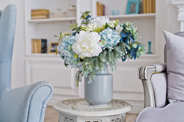 Jarrón de flores en la mesa de la habitación.