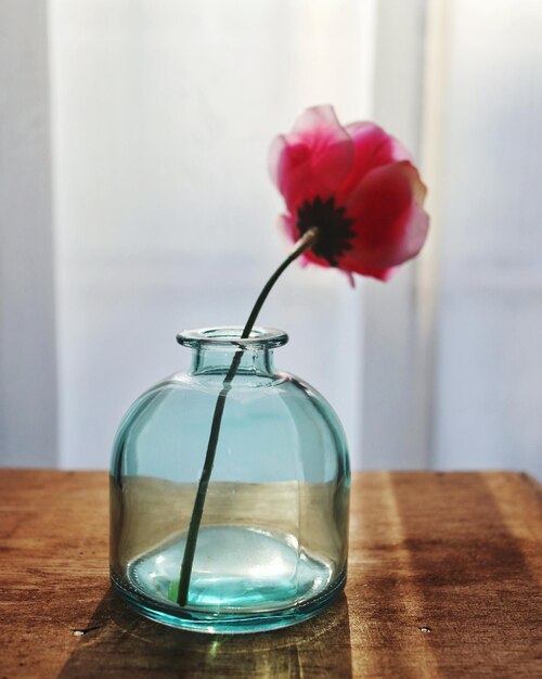 Foto un jarrón de flores en la mesa