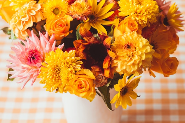 Jarrón con flores sobre la mesa en una cocina