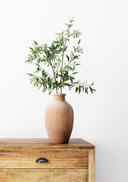 Un jarrón con una planta sobre una mesa de madera.