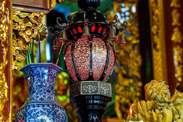 Jarrón de porcelana lámpara china decorativa y ofrendas en un templo budista cerca de la ciudad de Danang Vietnam Closeup