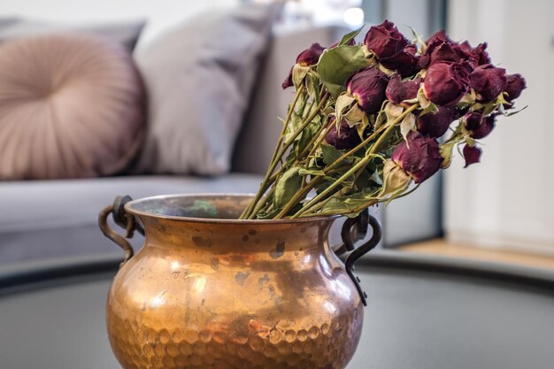 Jarrón con un ramo de flores en el interior.