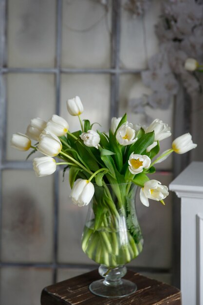 Jarrón con ramo de flores tulipanes blancos