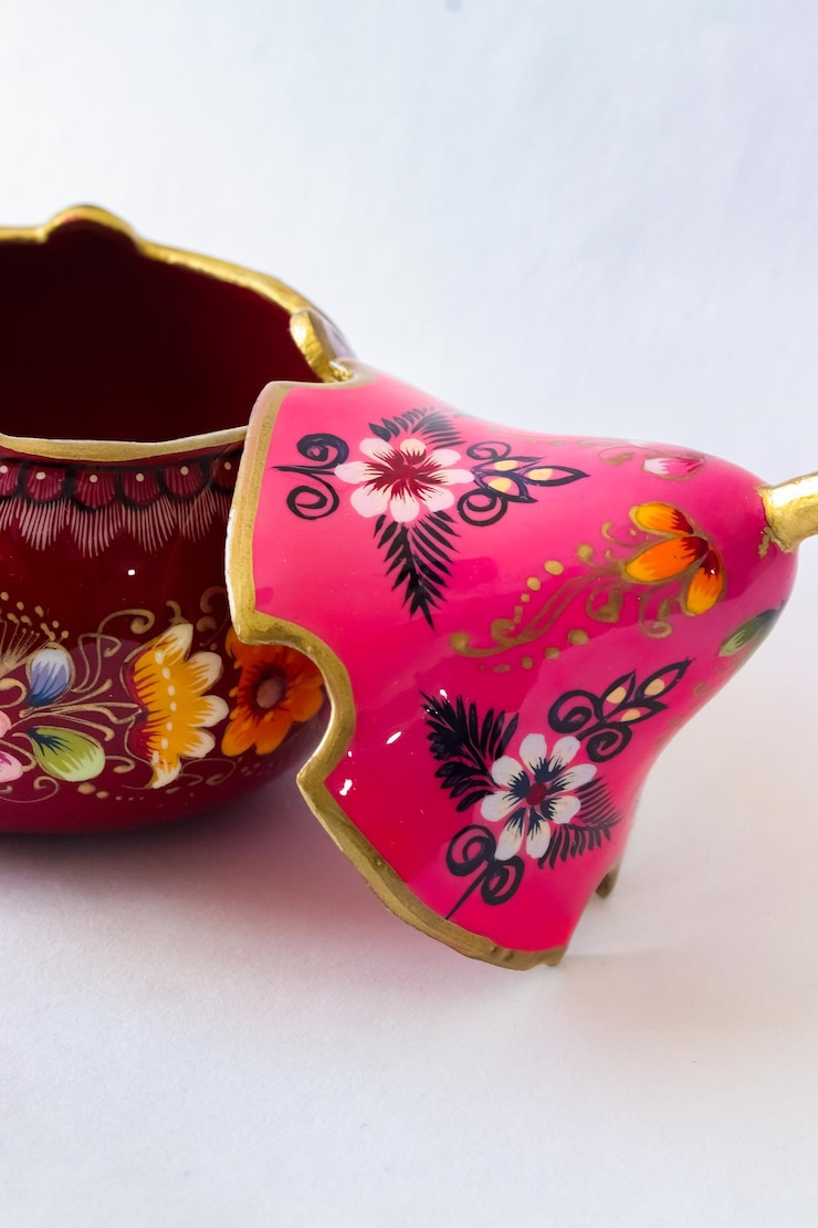 Foto un jarrón rojo y rosa con flores en él