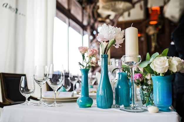 Foto jarrón con rosas blancas sobre la mesa en el restaurante.