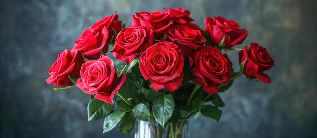Un jarrón de rosas rojas en la mesa