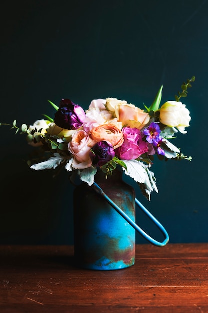 Jarrón rústico con un hermoso bouquet.