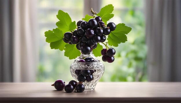 un jarrón de vidrio con un ramo de uvas en él