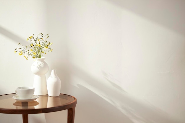 Jarrones y objetos sobre la mesa en una habitación cálida con luz solar que entra