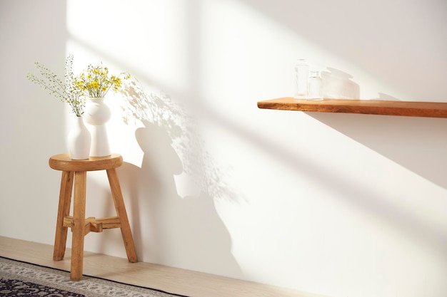 Jarrones y objetos sobre la mesa en una habitación cálida con luz solar que entra