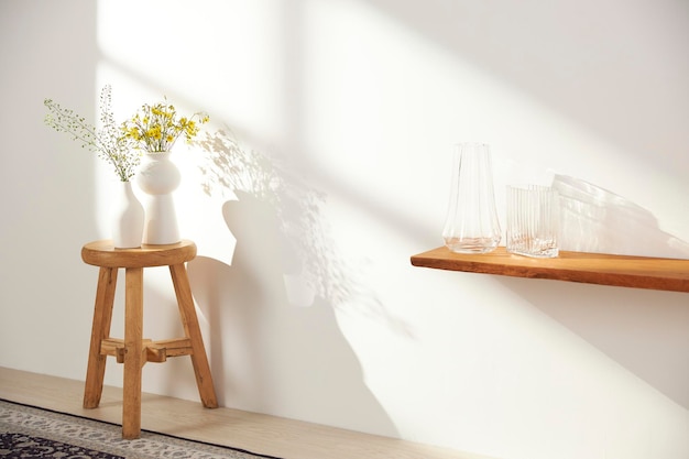 Jarrones y objetos sobre la mesa en una habitación cálida con luz solar que entra