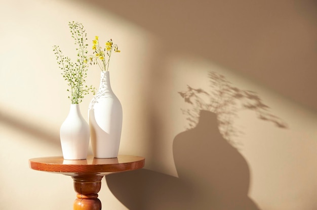 Jarrones y objetos sobre la mesa en una habitación cálida con luz solar que entra