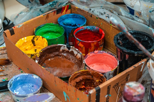 Foto jarros de colores brillantes en un taller de arte