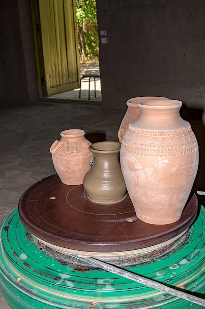 Jarros de barro em uma roda de cerâmica em uma oficina de cerâmica