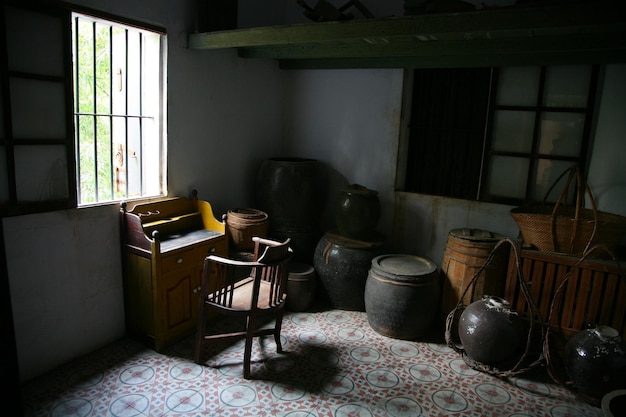 Jarros no canto do quarto.