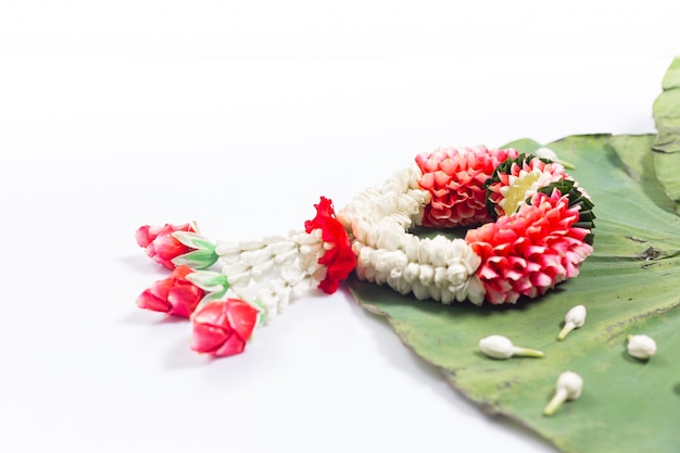 Jasmim e guirlanda de rosas brancas. Festival Songkran na Tailândia. Tradicional de tailandês.