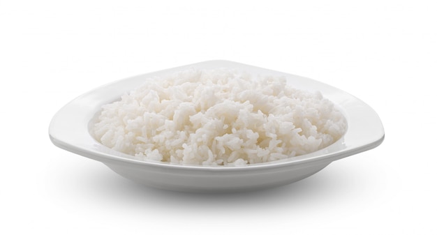 Jasmin Rice cocido en plato blanco sobre pared blanca