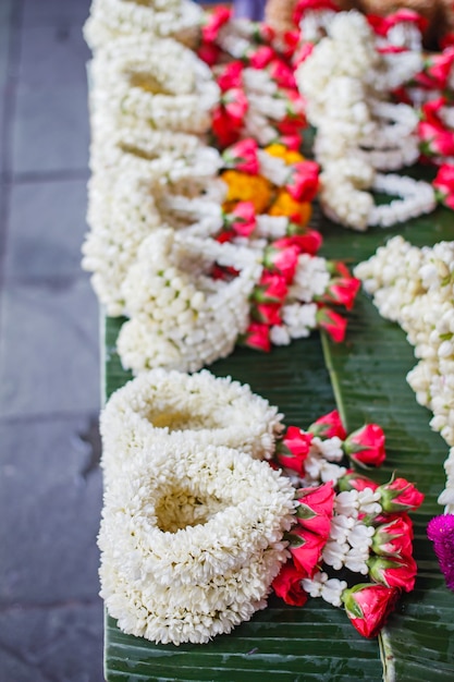 Jasmin stieg Girlande, Lenkrad der Jasminblume am Straßenmarkt in Thailand.