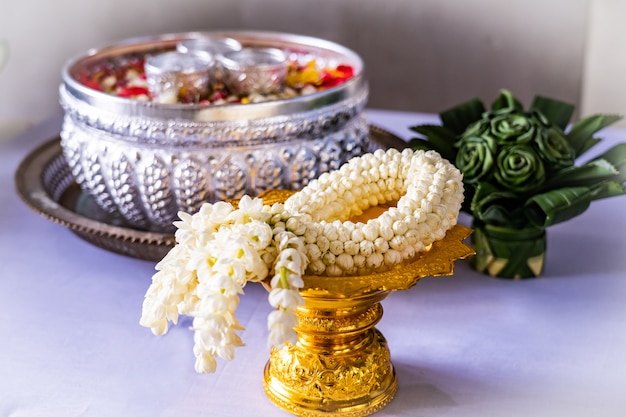 Jasmin und Rosen im Schlagwasser für Segenzeremonie von Erwachsenen, Songkran-Festival in Thailand.