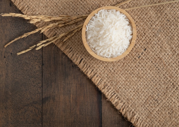 Jasminreis in der Holzschale auf Sackleinen, Sackleinen hessischen Tischhintergrund mit Kopienraum, Draufsicht