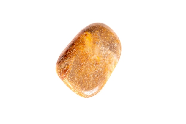 Jaspe de pedra mineral macro em um fundo branco