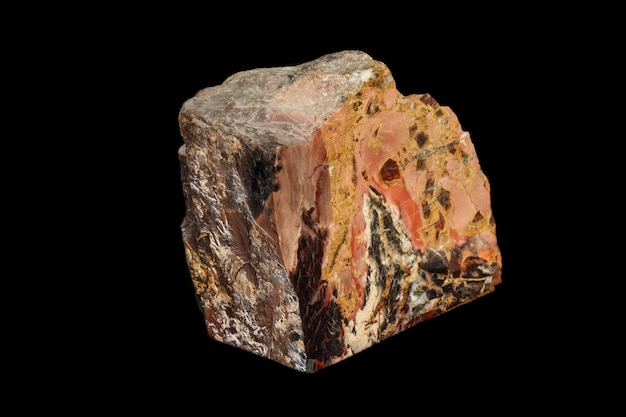 Jaspe mineral de pedra macro no fundo preto