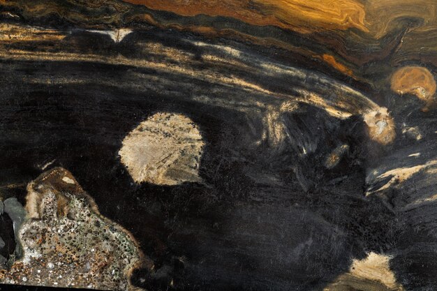 Jaspe mineral de piedra macro sobre fondo negro