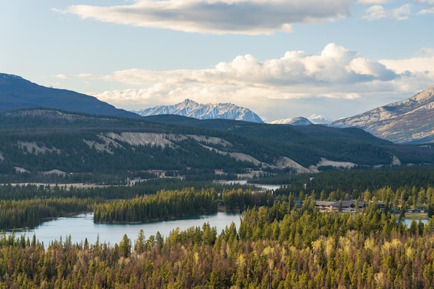 Jasper national park montanhas rochosas canadenses belas paisagens floresta do rio athabasca alberta canadá