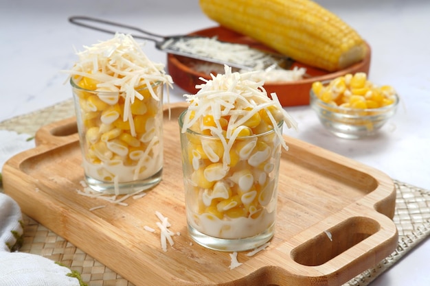 Jasuke oder Jagung Susu Keju ist ein beliebter süßer und cremiger Snack aus West-Java.