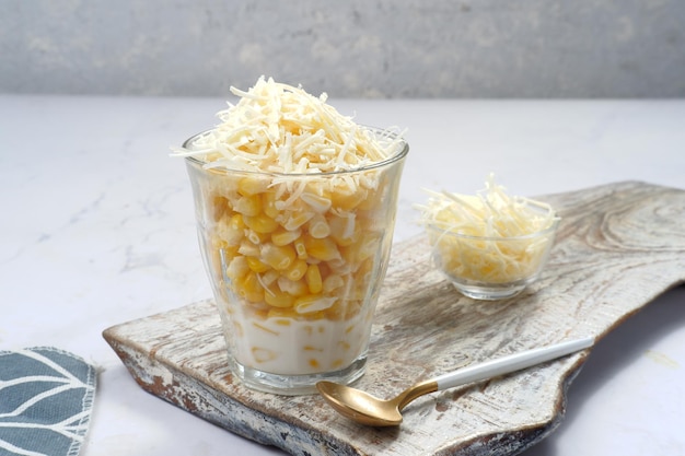 Jasuke oder Jagung Susu Keju ist ein beliebter süßer und cremiger Snack aus West-Java.