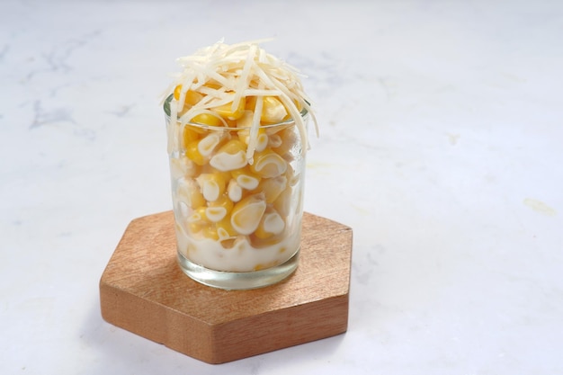 jasuke ou Jagung Susu Keju é um popular lanche doce e cremoso de West Java.