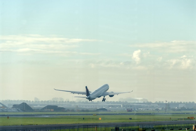 Jato de avião ao decolar