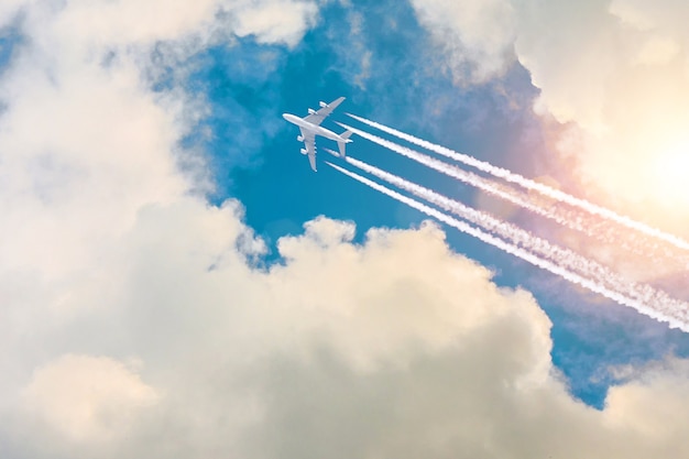 Jato de avião voar alto no céu, uma viagem através das nuvens e um clarão ensolarado.