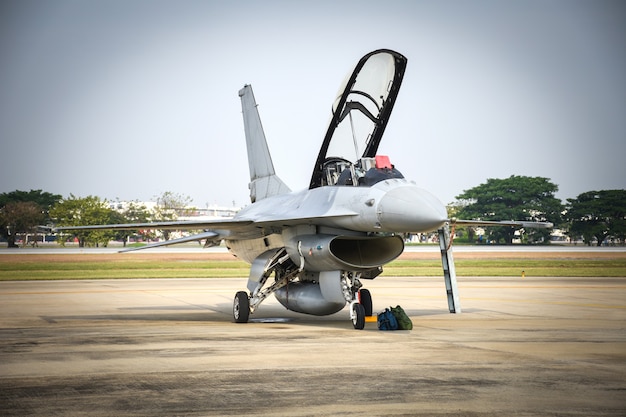 Jato de caça militar estacionado na força aérea.