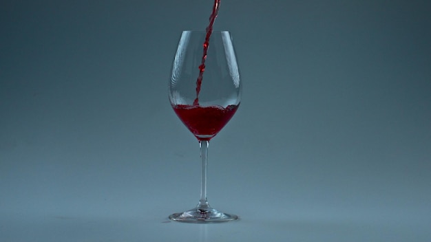 Jato de vinho espumante derramando vidro fechado Navio de enchimento líquido de álcool efervescente