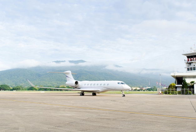 Foto jato privado de luxo no aeroporto