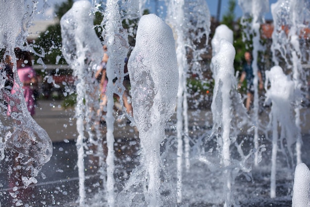 Jatos da fonte batem da rua da ponte esfriam em um dia quente