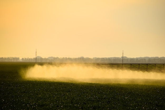 Foto jatos de fertilizante líquido do pulverizador do tractor